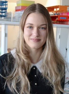  Nadine Roos